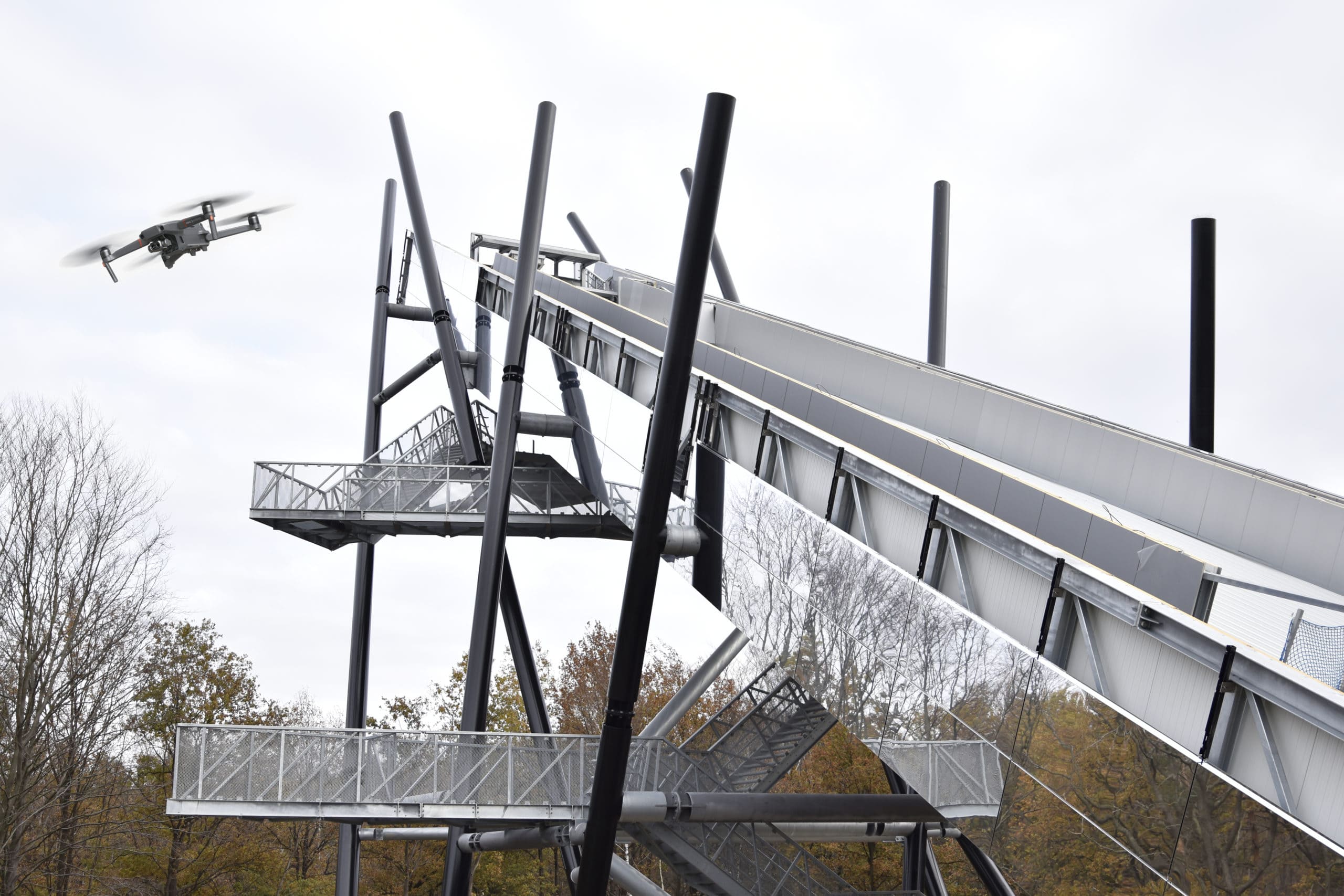 Bij de bouw van deze skischans in Genk zijn drones een onmisbare schakel!