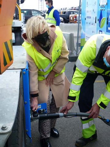 Vlaams minister van Innovatie Hilde Crevits betankt de elektrische terminaltrekker met waterstof uit het mobiel tankstation van WaterstofNet bij Antwerp Euroterminal (AET).