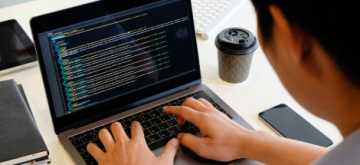 Man achter computer