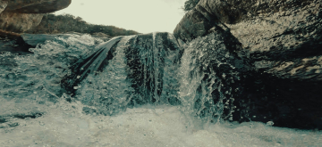 Vallend water van rotsen