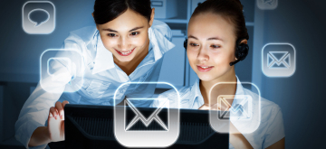 personen achter computer met logo's in de lucht