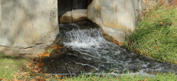 Waterstroom uit ondergrondse riolering