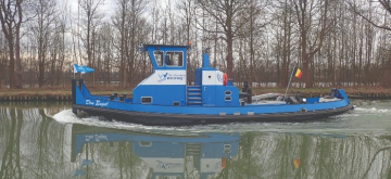 Blauwe boot op het water