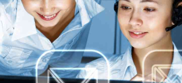 mensen die naar een interactief scherm kijken