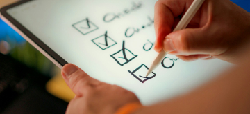 tablet met checklist op