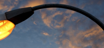 straatlamp met als achtergrond wolken