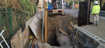 open gegraven straat met waterleiding