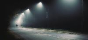 donkere straat met straatverlichting