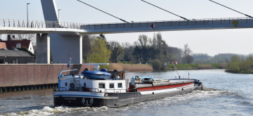 Boot onder een brug