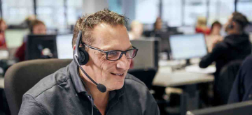 Man aan het werk in contact center