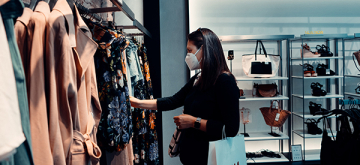 vrouw aan het shoppen met mondmasker