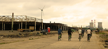 collega's met de fiets op een brownfield