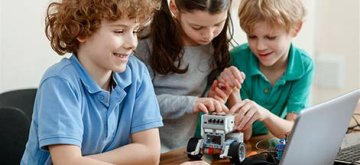 Kinderen die spelen met robot