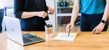 Twee collega's aan het werk