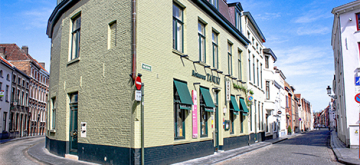 straat met restaurant in Brugge
