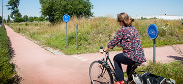 Vrouw op fietspad