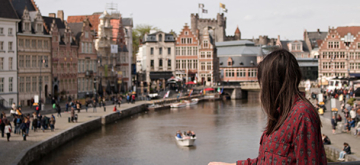 Vrouw kijkt uit over Gent