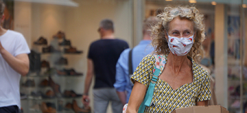 vrouw aan het shoppen met mondmasker