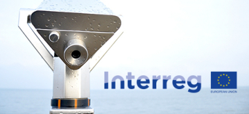 Verrekijker aan het water met interreg logo