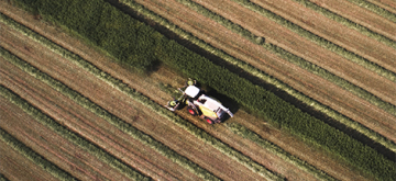 een tractor op een veld