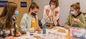 3 kinderen maken mondmaskers met Jasna Rokegem