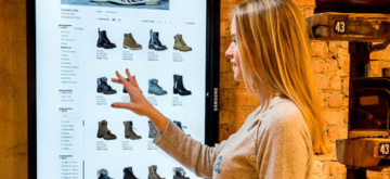 Dame shopt digitaal.
