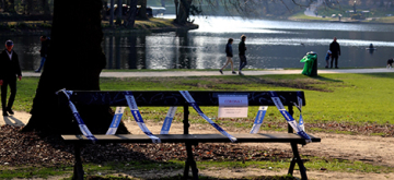 bank in park van Brussel afgesloten door corona