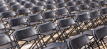 lege stoelen op een event