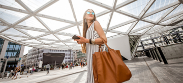 vrouw met smartphone op Rogierplein Brussel