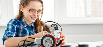 Meisje bouwt een robot