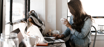 Studente aan computer - foto van Andrew Neel op Unsplash