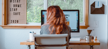 vrouw thuis aan het werk tijdens de coronacrisis