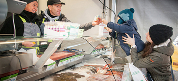 Viskraam op de markt, voor corona