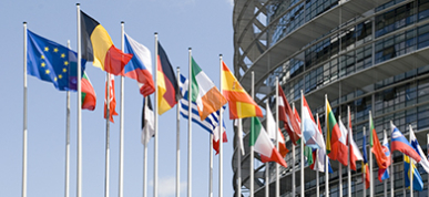 Vlaggen aan het Europees parlement in Brussel