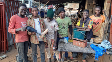jongeren in Afrika met een prothese in de hand