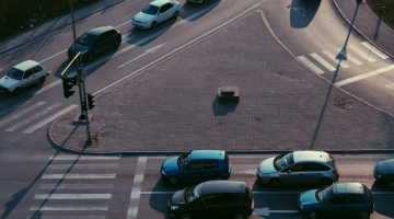 Wagens voor een zebrapad met verkeerslicht