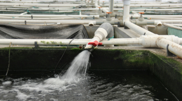 Leidingen met stromend water