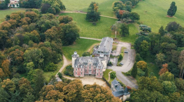 Kasteel omringd door groen en bomen