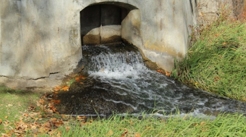 Waterstroom uit ondergrondse riolering