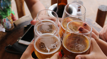 4 vrouwen die samen bier drinken