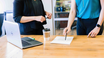 Twee collega's aan het werk