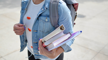 student houdt boeken vast