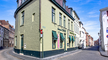 straat met restaurant in Brugge