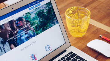 computerscherm met facebookpagina