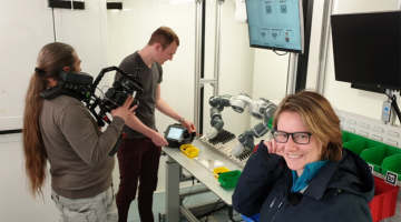 De VLAIO-filmploeg bij de proeftuin ‘Collaboratieve Werkcel 4.0’ in het Mobile Make Lab van Flanders Make.
