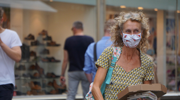 vrouw aan het shoppen met mondmasker