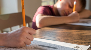 kinderen maken huiswerk