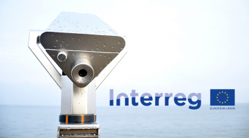verrekijker aan het water met interreg logo