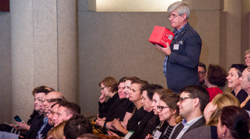 Een blik op de deelnemers in de zaal