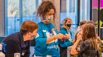 Kinderen leren mondmaskers maken